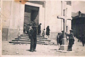Laietto - Anno 1946 - Sagrato della Chiesa parrocchiale - In primo piano col cappello Alopite Carlo (foto Silvana Franchino)