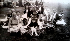 Collombardo anno 1955 In prima fila da sinistra Gilda con accanto il marito Antonio Vercellino che ha la nipotina francese sulle gambe, e poi la sorella di Gilda. Dietro da sinistra Alopite Walter in braccio alla zia Alopite Ines, Vercellino Giuseppina, Moro Polet da Parigi figlia di Cinato Maria, Vercellino Emilia, Brunetto Ida, Brunetto Elda, seduto Vercellino Sergio, il bambino Giorgio Vinassa, Anselmetto Elvira e Alopite Franca.