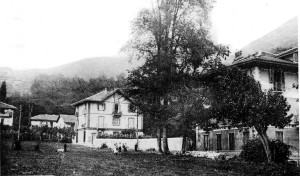 A destra l'Osteria dei Fiori